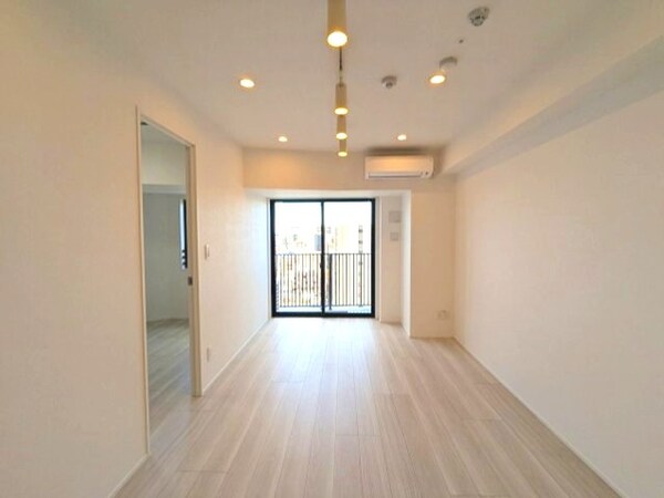 建物設備(リビングにエアコン・スポットライト・ダウンライト付、各洋室に)