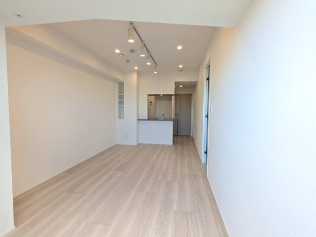 物件内観写真20　(カウンターキッチン、リビングにエアコン・スポットライト・ダウ)