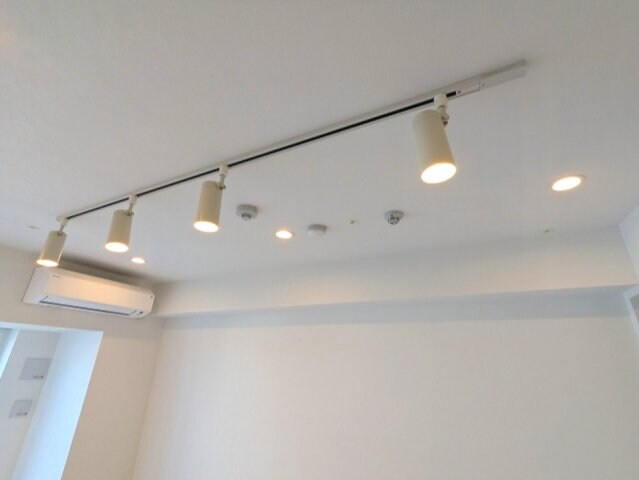 物件内観写真21　(リビングにエアコン・スポットライト・ダウンライト付です)