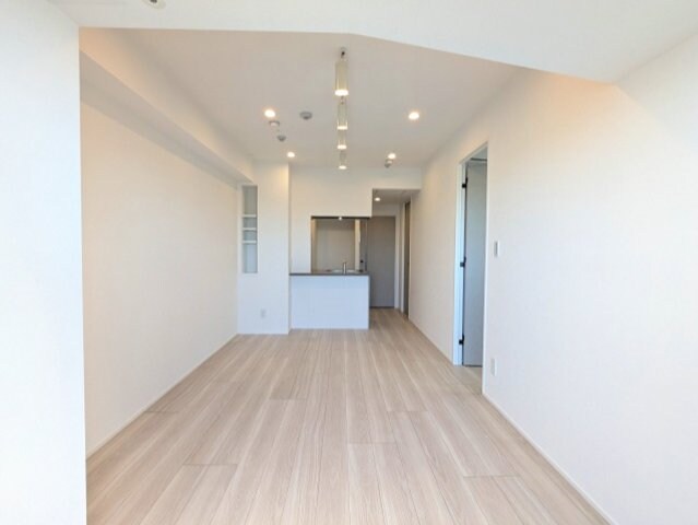 物件内観写真22　(カウンターキッチン、リビングにエアコン・スポットライト・ダウ)