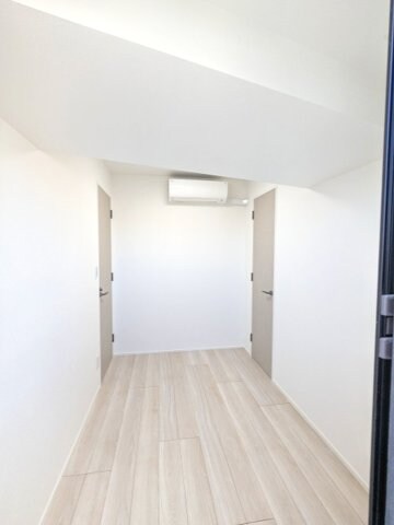 物件内観写真27　(4.1帖洋室、エアコン・照明・ウォークインクローゼット付です)