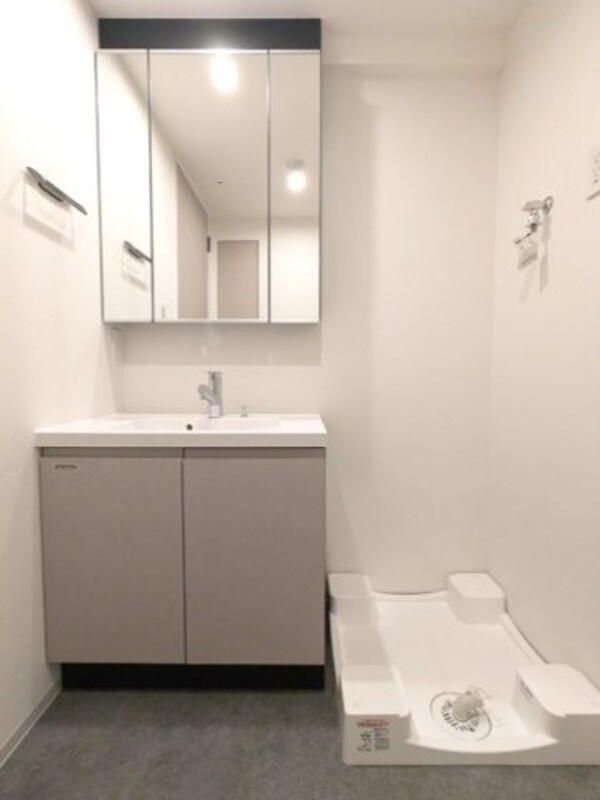 洗面・脱衣所(トイレと独立した三面鏡付・ハンドシャワー付洗面台、洗濯機置場)