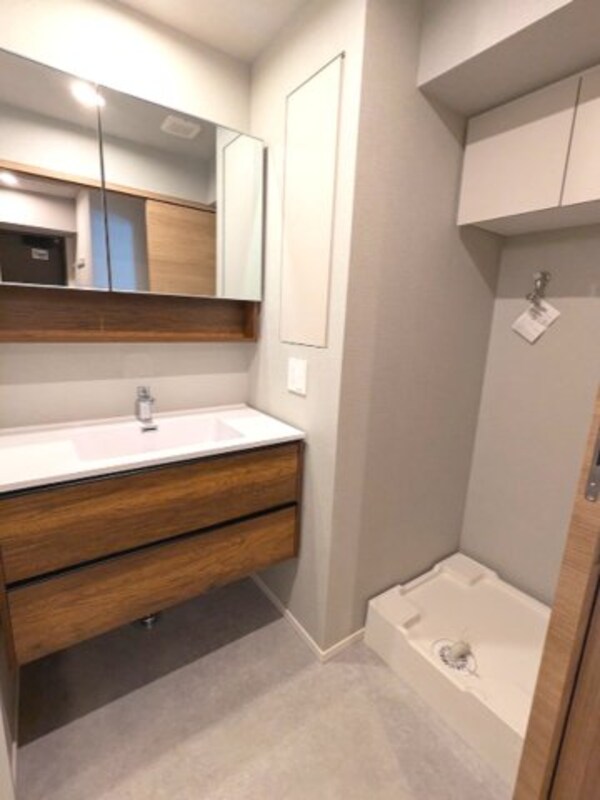 洗面・脱衣所(トイレと独立した2面鏡付洗面台、洗面台下にヘルスメータースト)