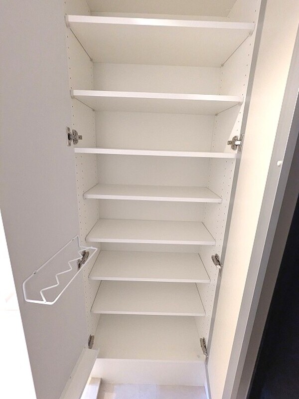 玄関(玄関には両側にシューズBOXあります)