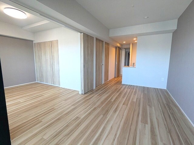 物件内観写真3　(インターネット無料、角部屋、リビングと各洋室にエアコン付)