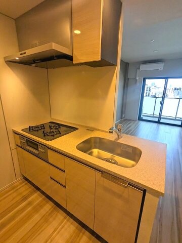 物件内観写真4　(グリル付ガス3口システムカウンターキッチン、瀟洒でお手入れ楽)