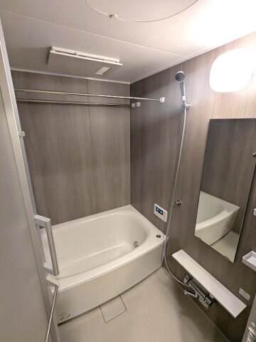 物件内観写真5　(追焚オートバス、浴室換気乾燥機、物干しバー2本付で重い布団や)