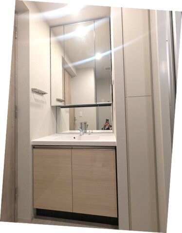 物件内観写真6　(トイレと独立した洗面脱衣室に洗濯機置場あります、三面鏡付ハン)