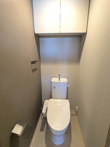 物件内観写真7　(洗面室と独立した温水洗浄便座です)