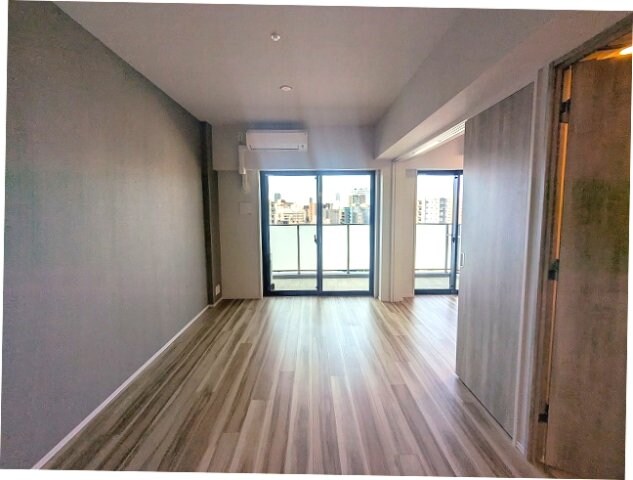 物件内観写真8　(インターネット無料、角部屋、リビングと各洋室にエアコン付、カ)