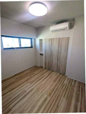 物件内観写真9　(6帖洋室、エアコン・照明・クローゼット付き)