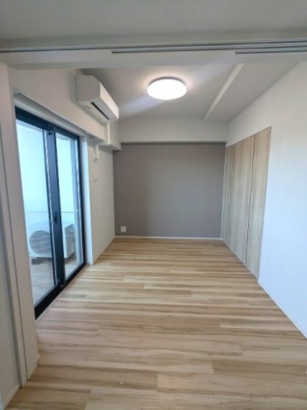 建物設備(5帖洋室、エアコン・照明・クローゼット付、バルコニーに面した)