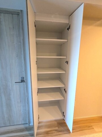 物件内観写真29　(ベンチなリビングの収納です)