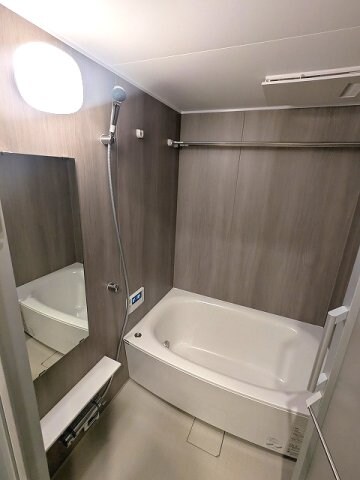 物件内観写真5　(追焚オートバス、浴室換気乾燥機、物干しバー2本付で重い布団や)