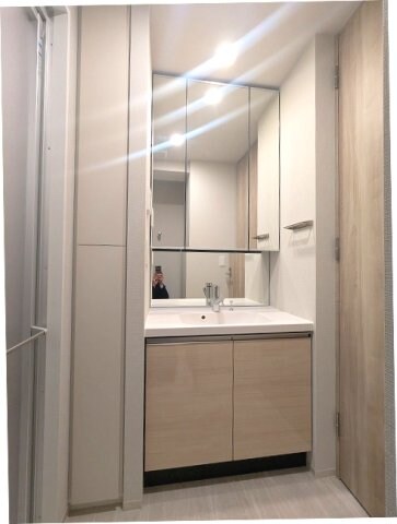 物件内観写真6　(トイレと独立した洗面脱衣室に洗濯機置場あります、三面鏡付ハン)