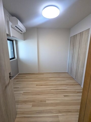 物件内観写真9　(6帖洋室、エアコン・照明・大型クローゼット付き)