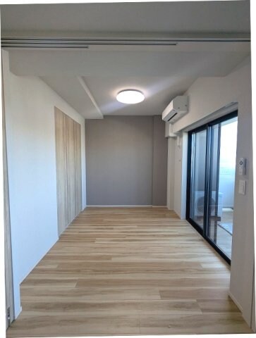 物件内観写真10　(5.1帖洋室、エアコン・照明・クローゼット付、バルコニーに面)