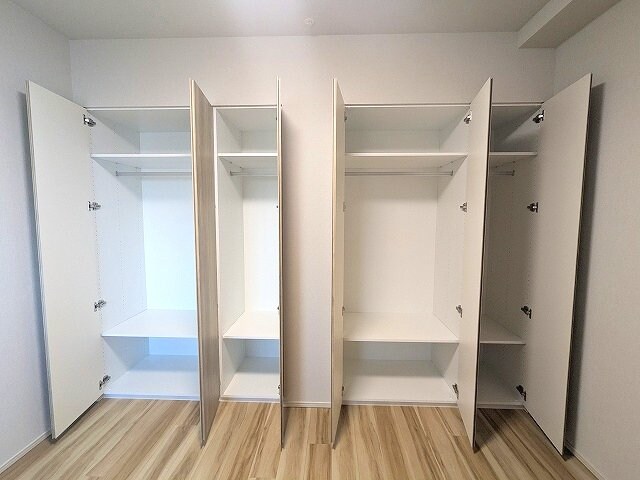 物件内観写真11　(6帖洋室の大型クローゼットです)