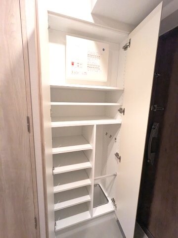 物件内観写真12　(傘入れ付収納豊富なトールタイプのシューズBOXです)