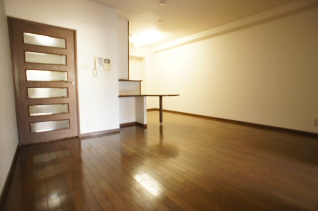 物件内観写真2　(リビング１４帖)