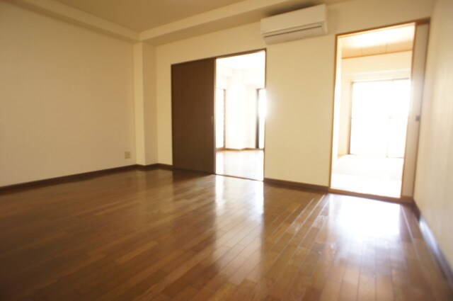 物件内観写真4　(リビング)