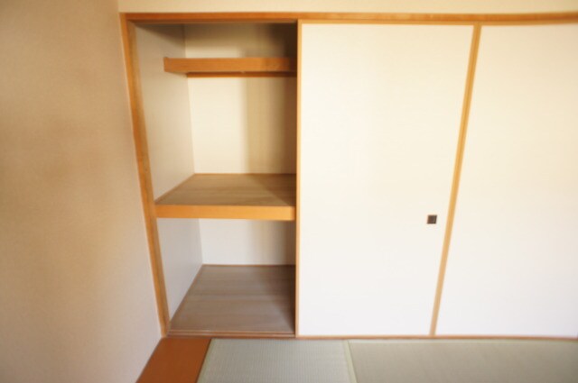 物件内観写真12　(押入れ)
