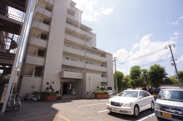 物件外観写真2　(専用駐車場もあります)