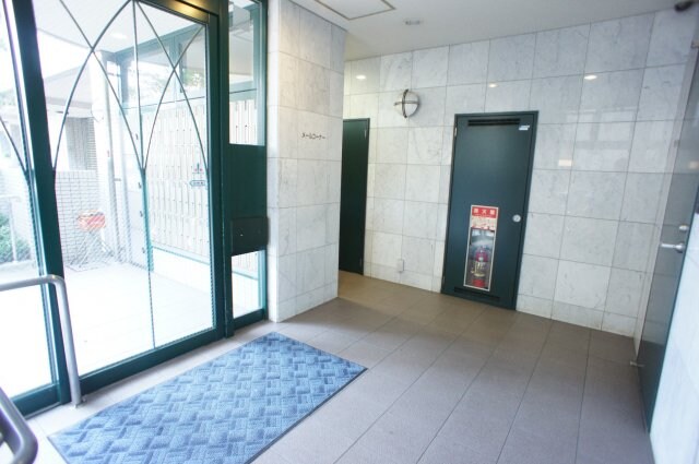 物件外観写真2　(ロビーになります。
オートロックでセキュリティ万全。)