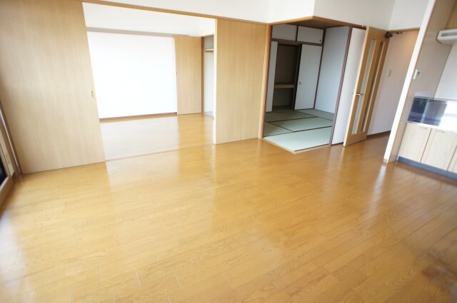 物件内観写真7　(リビングです☆広々してます)