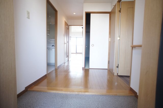 物件内観写真8　(広々とした玄関です。)