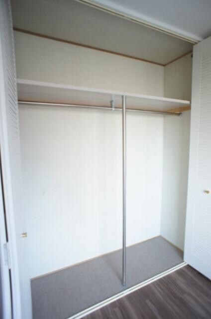 物件内観写真10　(北側洋室のクローゼット☆)