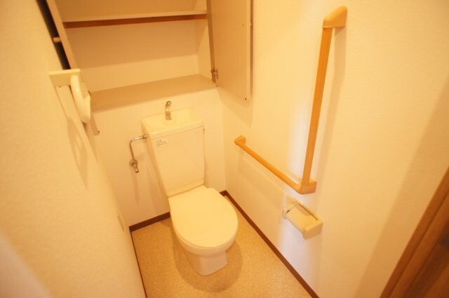 物件内観写真17　(トイレにも便利な収納付き☆)