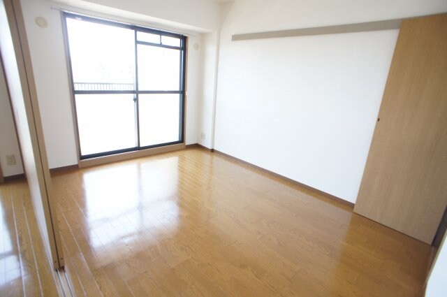 物件内観写真22　(リビング横の洋室です)