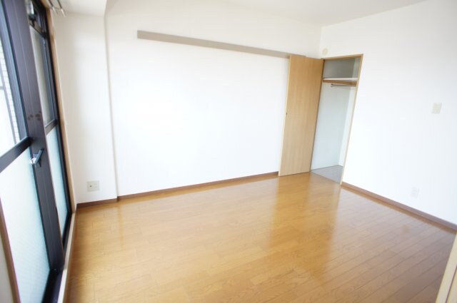 物件内観写真25　(リビング横の洋室)