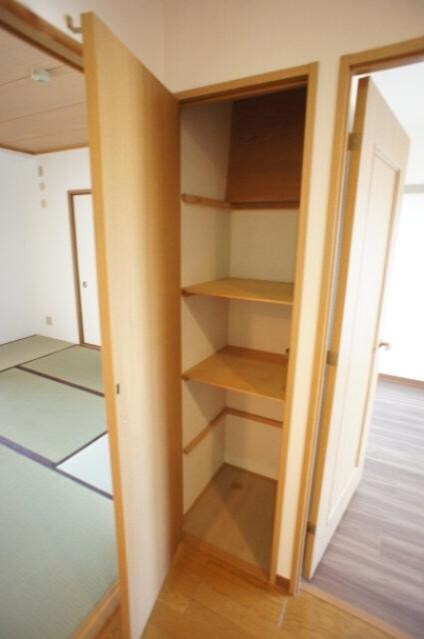 物件内観写真29　(廊下にも収納あります)