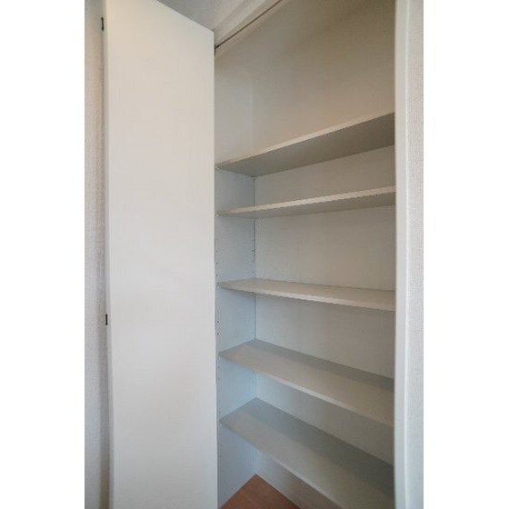 物件内観写真20　(キッチン後ろの収納)