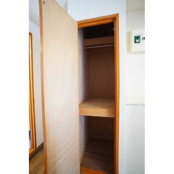 物件内観写真26　(廊下の収納)