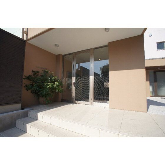 物件外観写真2　(オートロックあり)