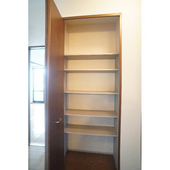 物件内観写真23　(廊下の収納)