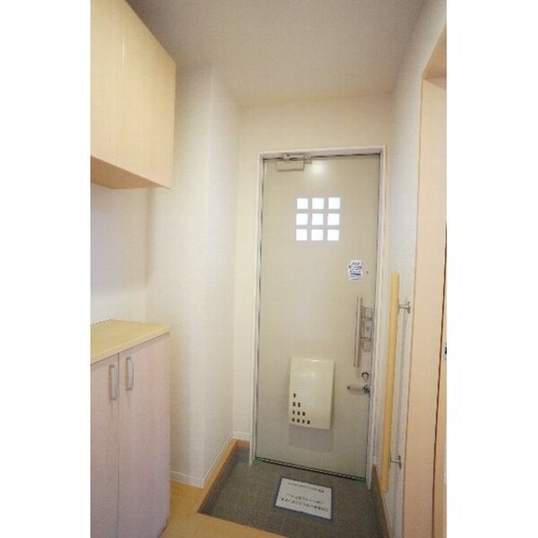 玄関(※同仕様、別の部屋の写真です)
