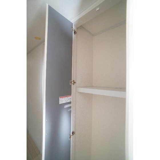 物件内観写真25　(廊下の収納)