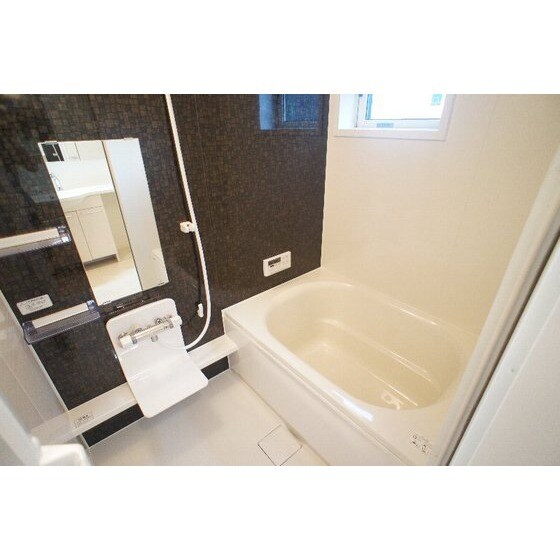 物件内観写真8　(追い焚き、浴室乾燥機付き)