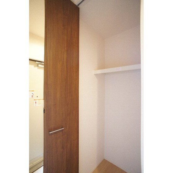 物件内観写真26　(廊下の収納)