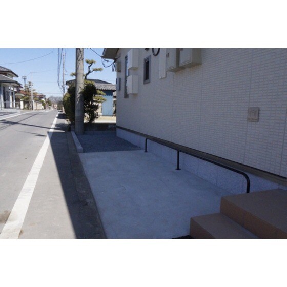 物件外観写真4　(道路を挟んだＡ・Ｂ棟の敷地内に)