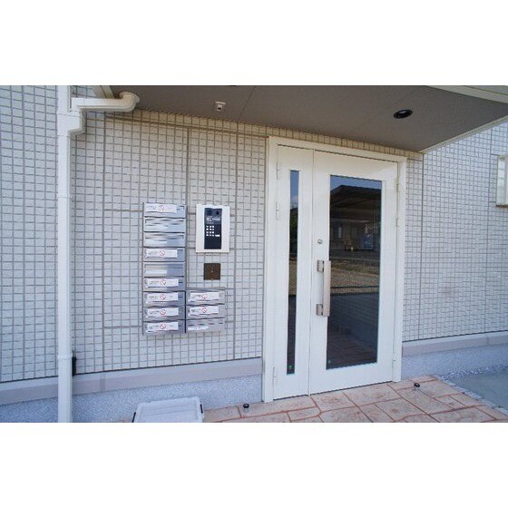 物件内観写真17　(共用エントランスにはオートロッ)