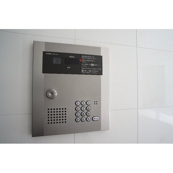 物件内観写真13　(共用エントランスにはオートロッ)