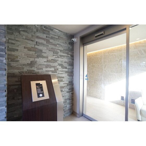 物件内観写真13　(共用エントランスにはオートロッ)