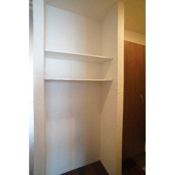 物件内観写真24　(廊下の収納棚)