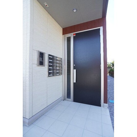 物件内観写真15　(共用エントランスにはオートロッ)