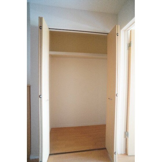 物件内観写真25　(廊下の収納)